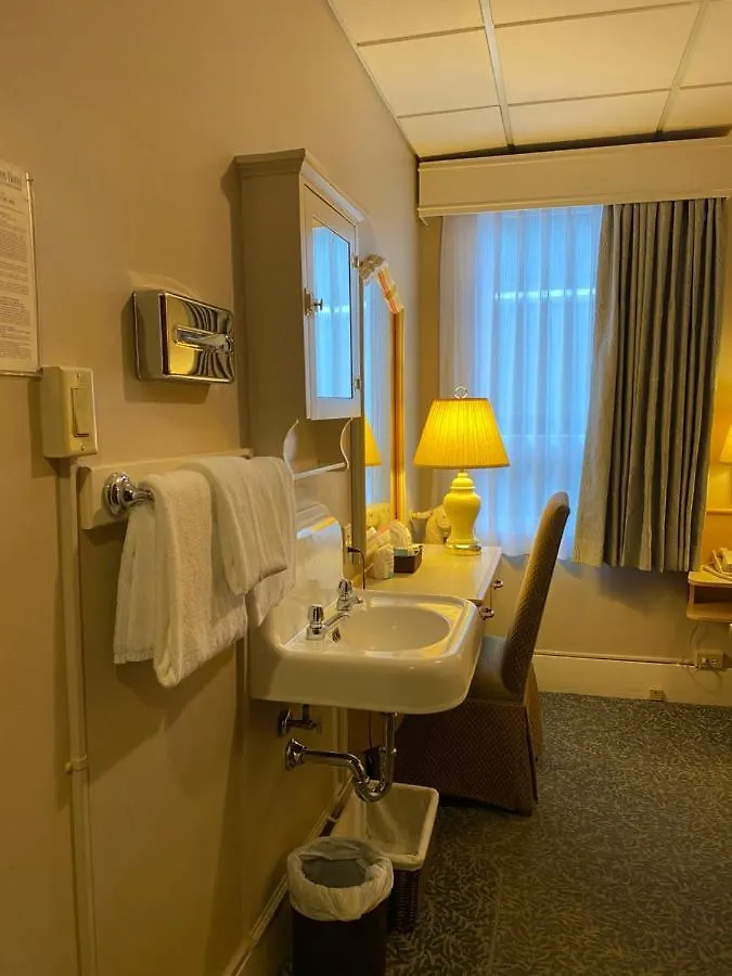 Kingston Hotel Vancouver 3*,